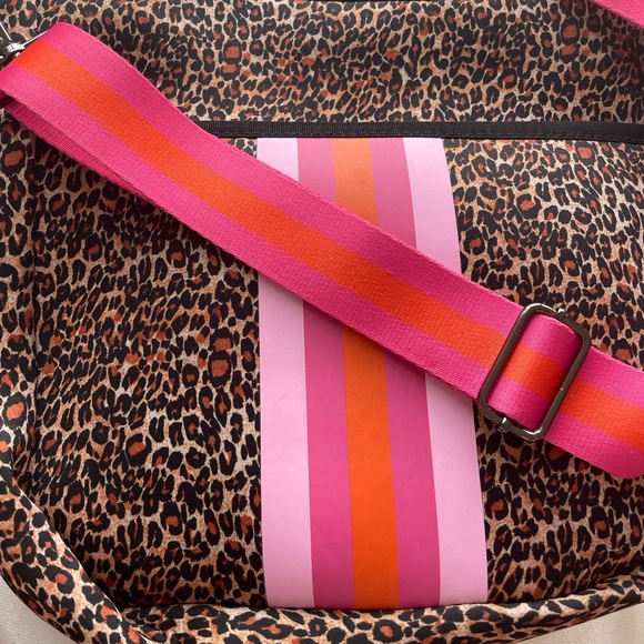 Leopard and hot pink striped accent Neoprene crossbody messenger bag - Picture 6 of 12